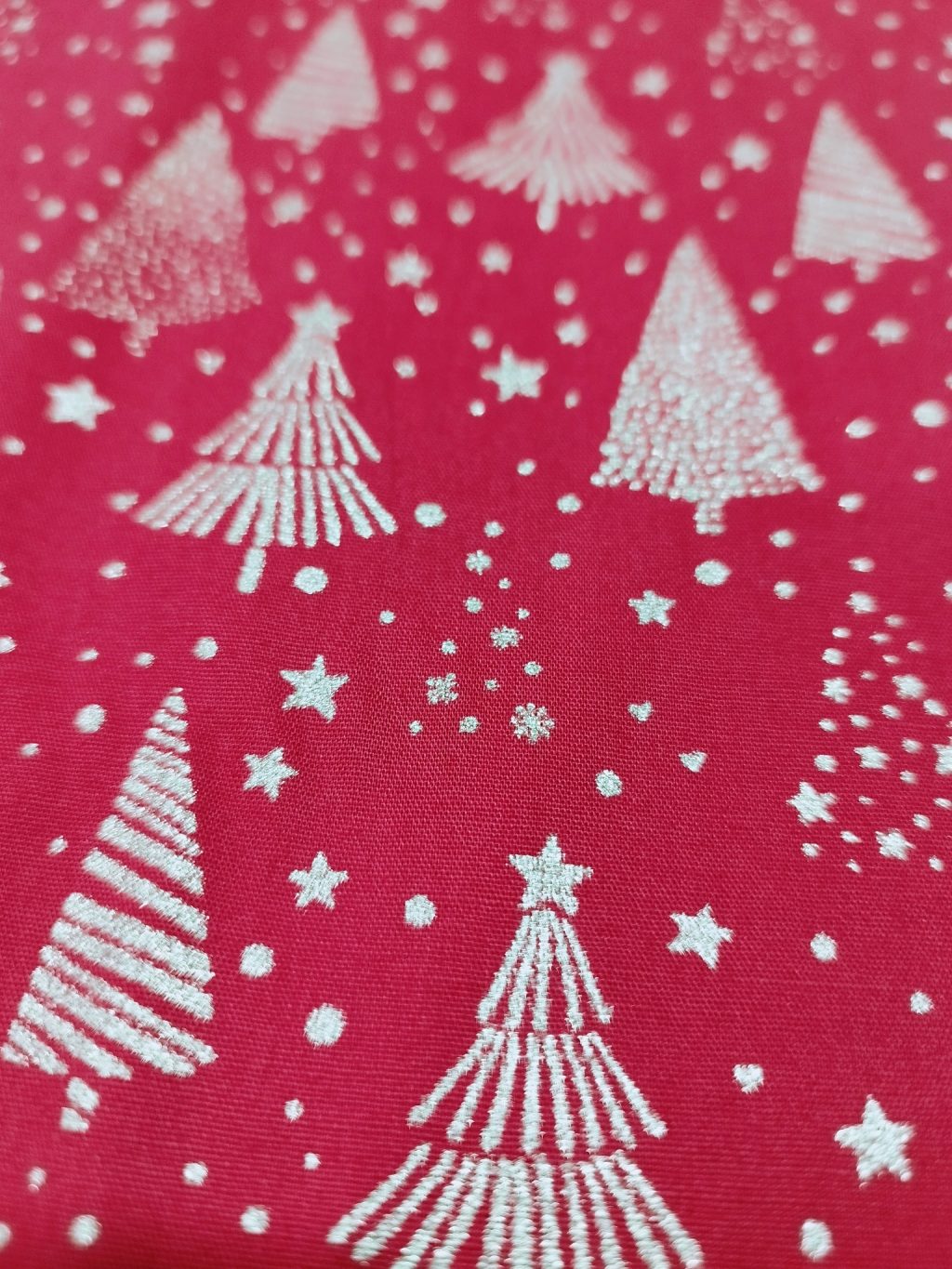 Tecido de Natal vermelho c/pinheiro dourado;