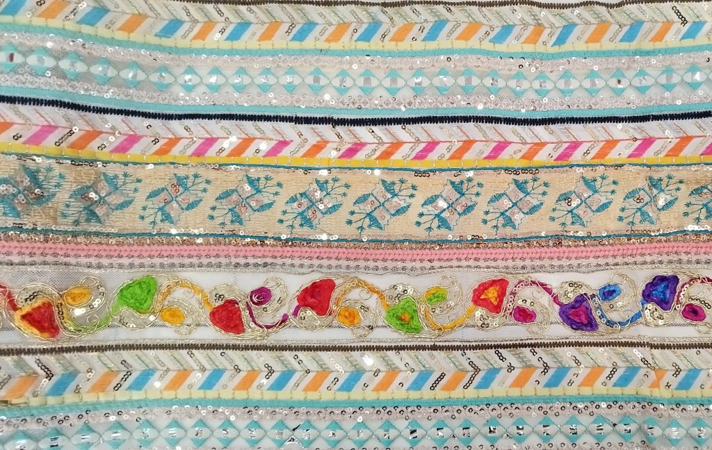 Galão bordado metal multi+turquesa 29,5 cm