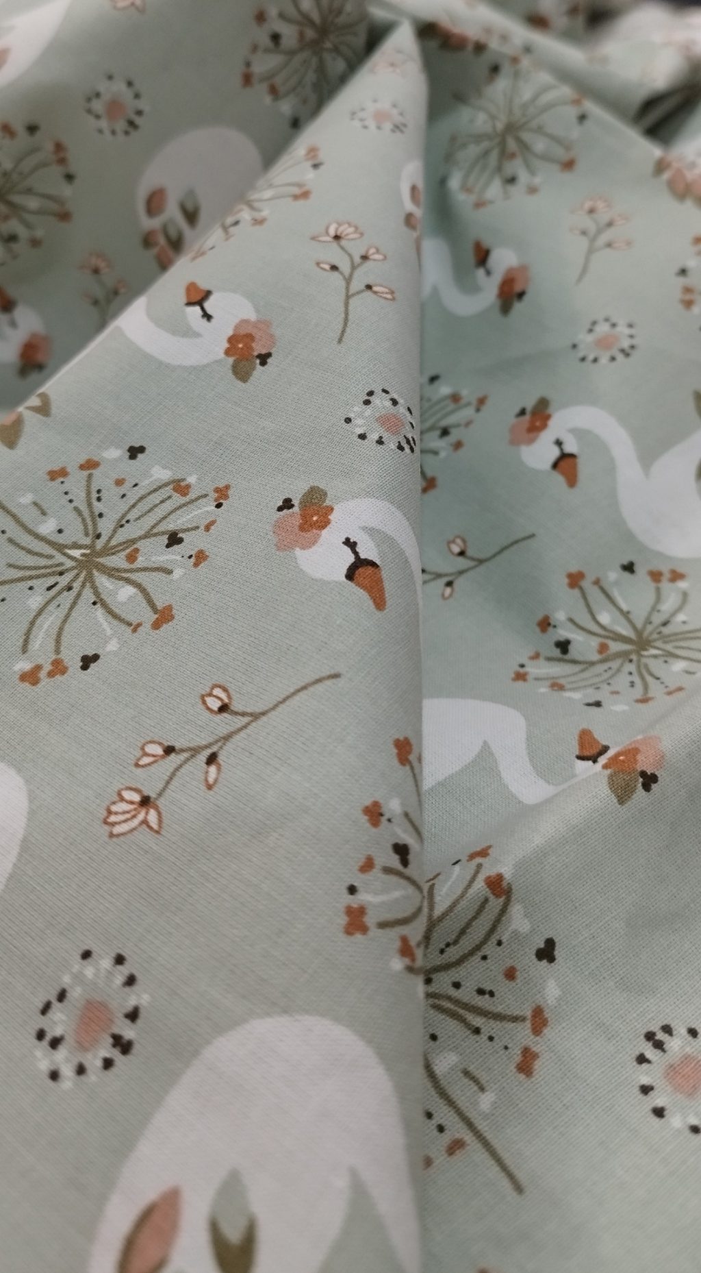 Tecido floral com cisnes verde pastel