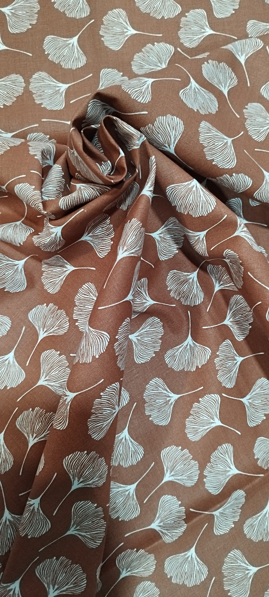 Tecido Floral Castanho