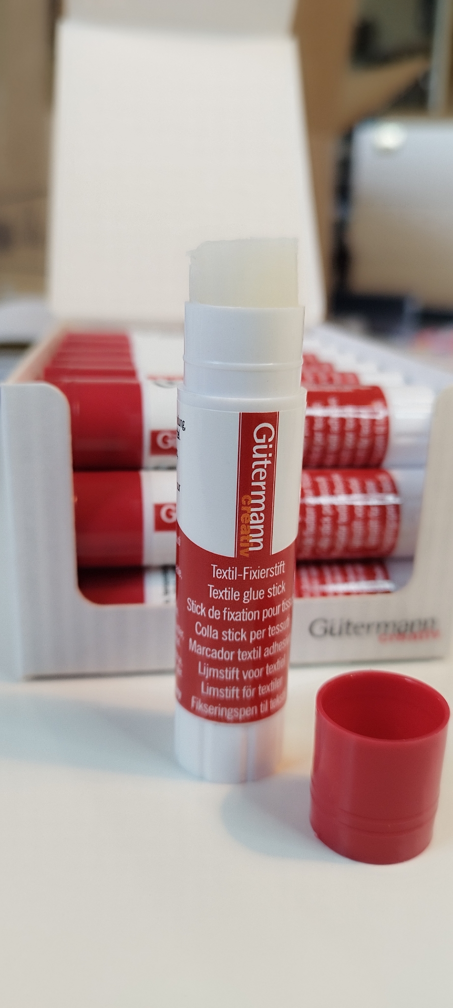 Cola têxtil em batom